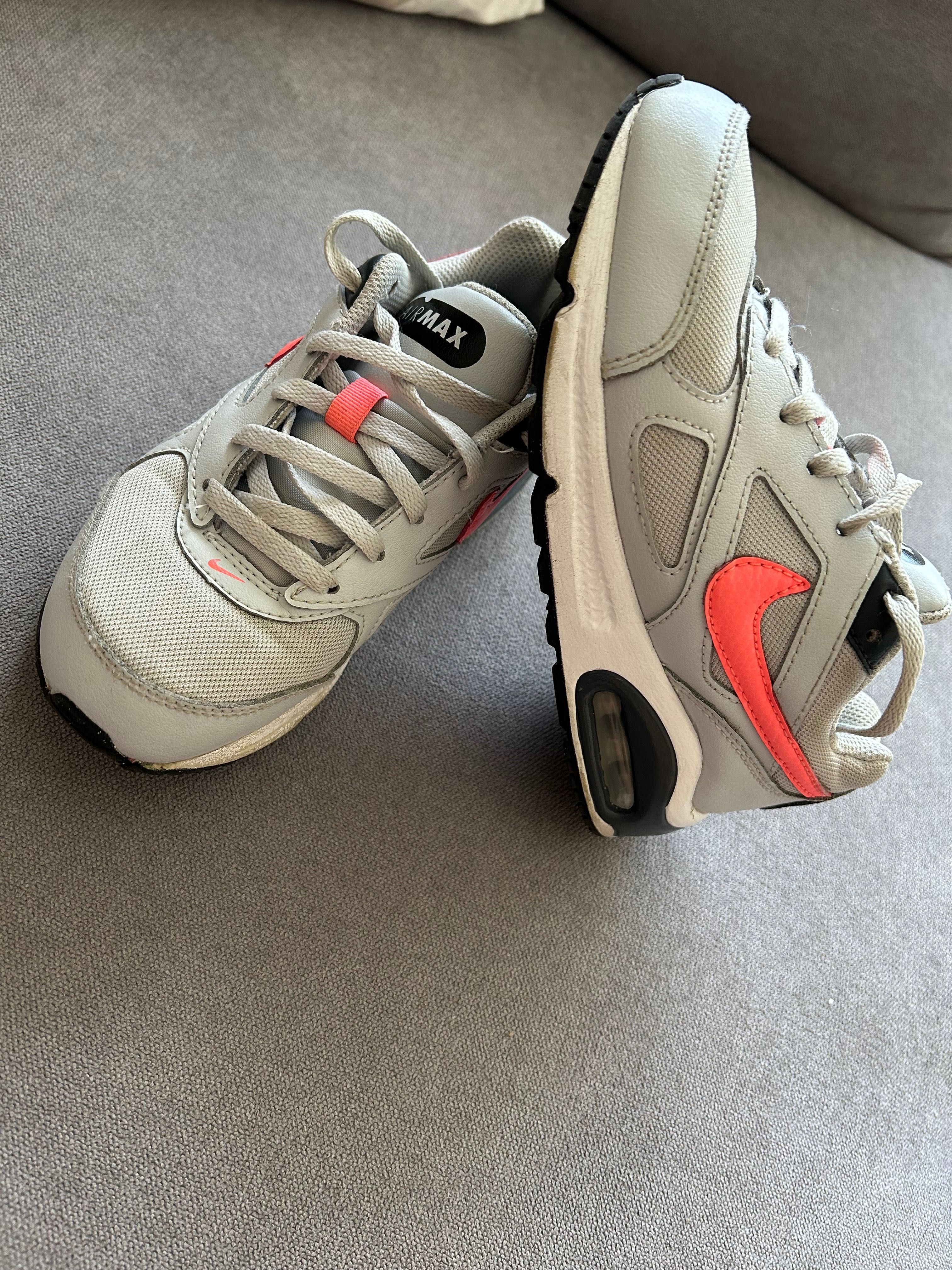 Nike 31.5 i Adidas 31