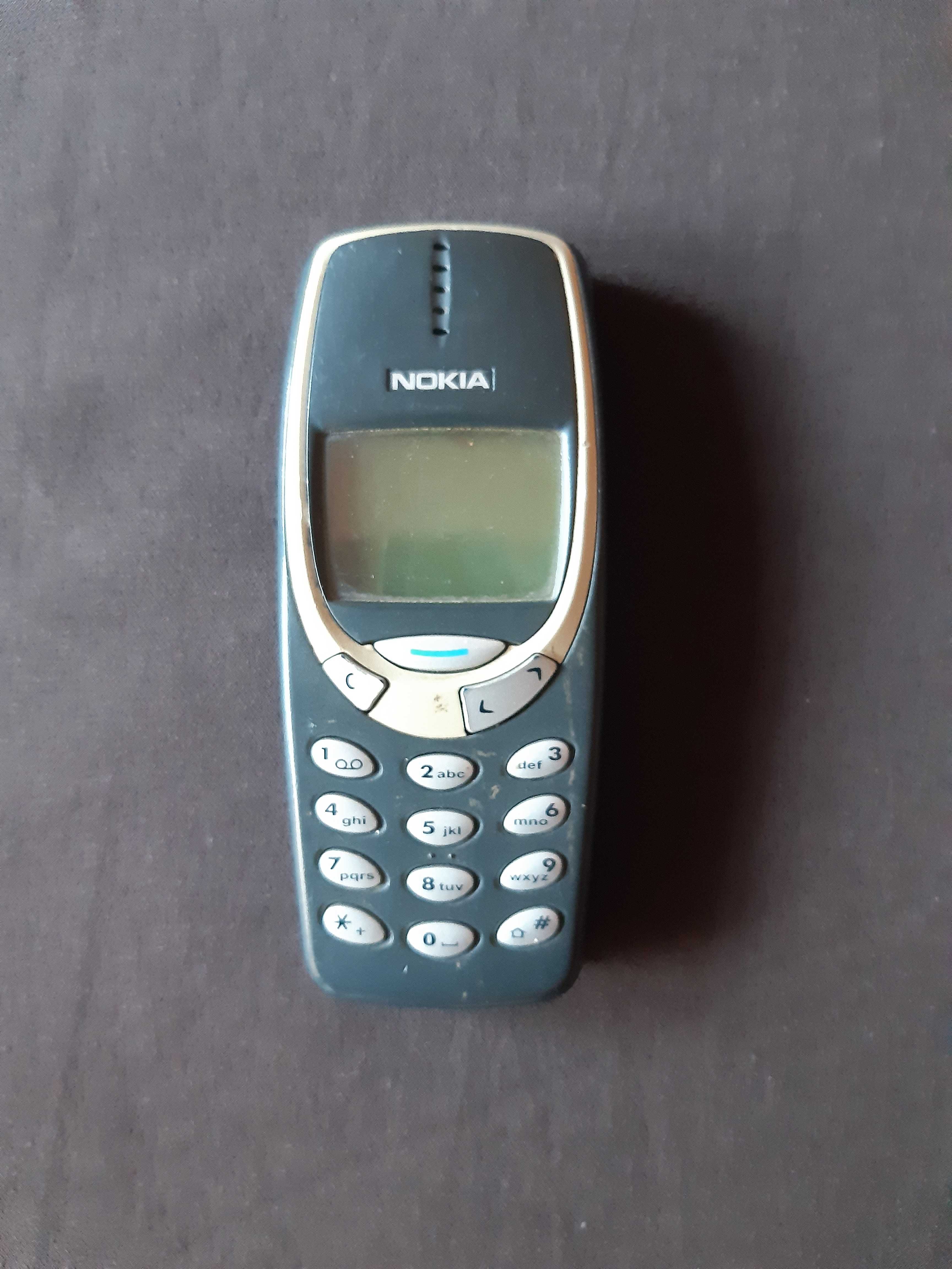 NOKIA 3310 мобилен телефон ,за части с батерия