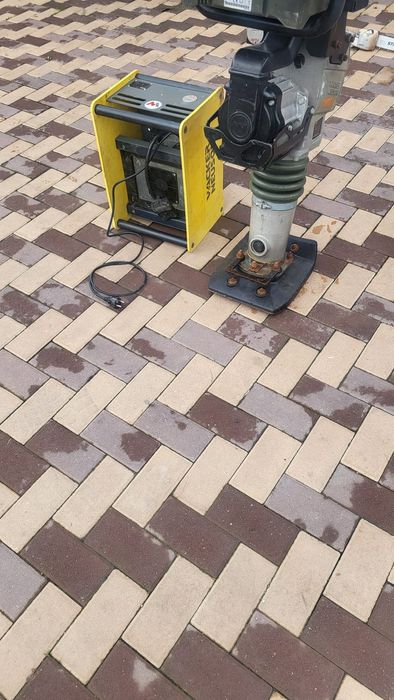 Mai compactor profesional pe acumulator Waker Neunson