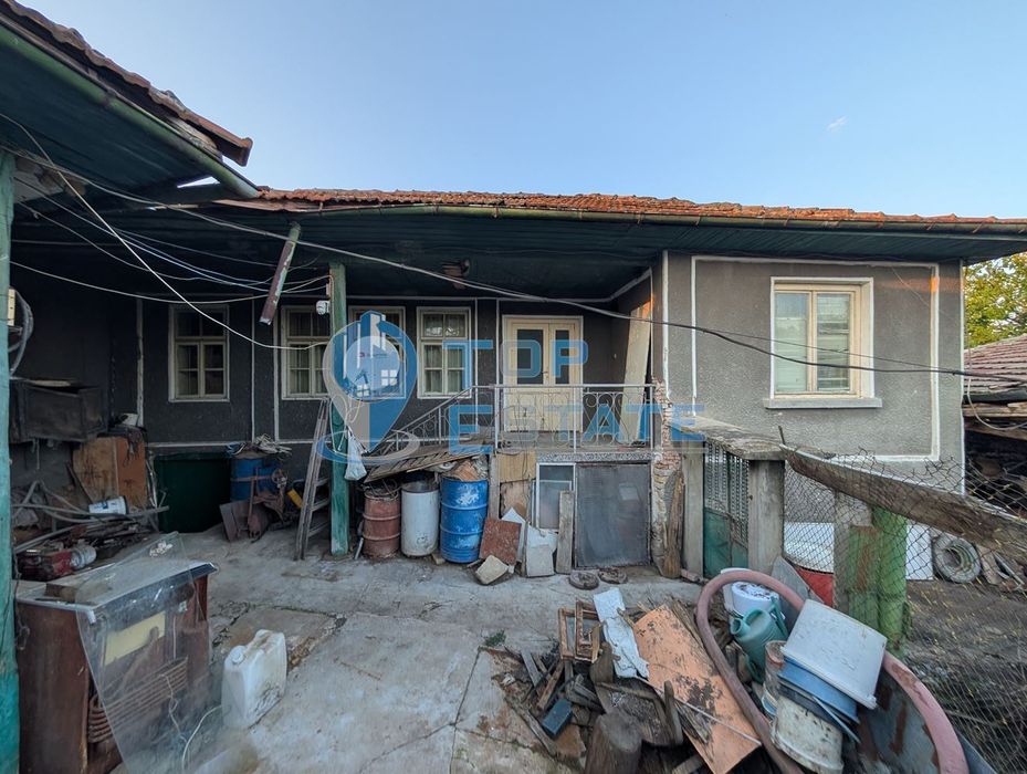 Едноетажна къща с лятна кухня и гараж в село Мерданя, област Велико Т