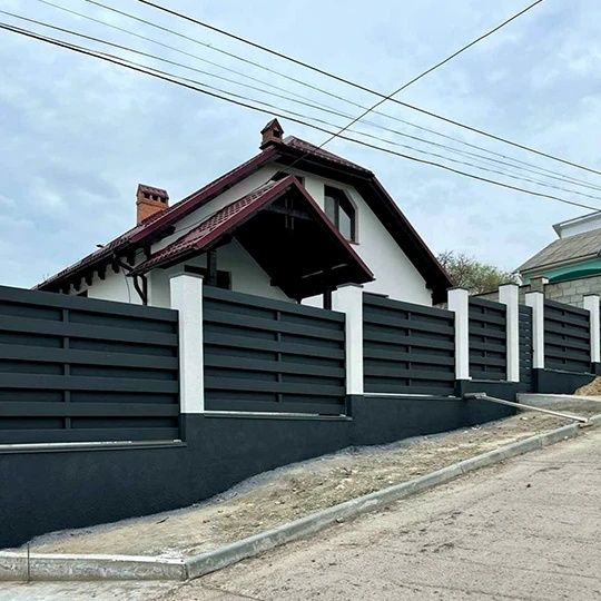 Construim garduri orice model cu materialul nostru sau are clientului