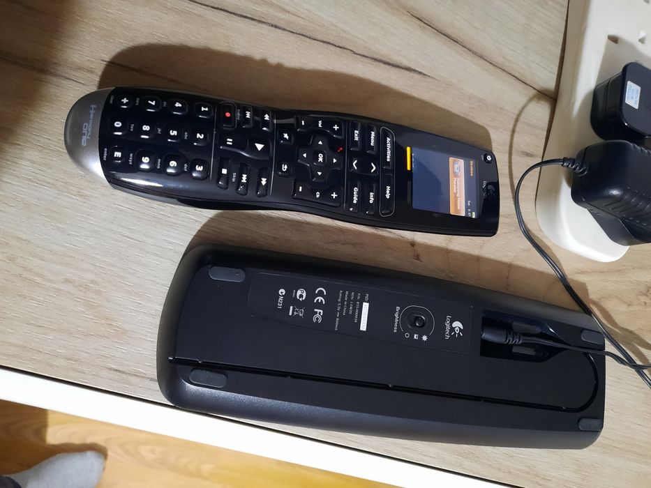 Vand telecomanda universala Logitech Harmony