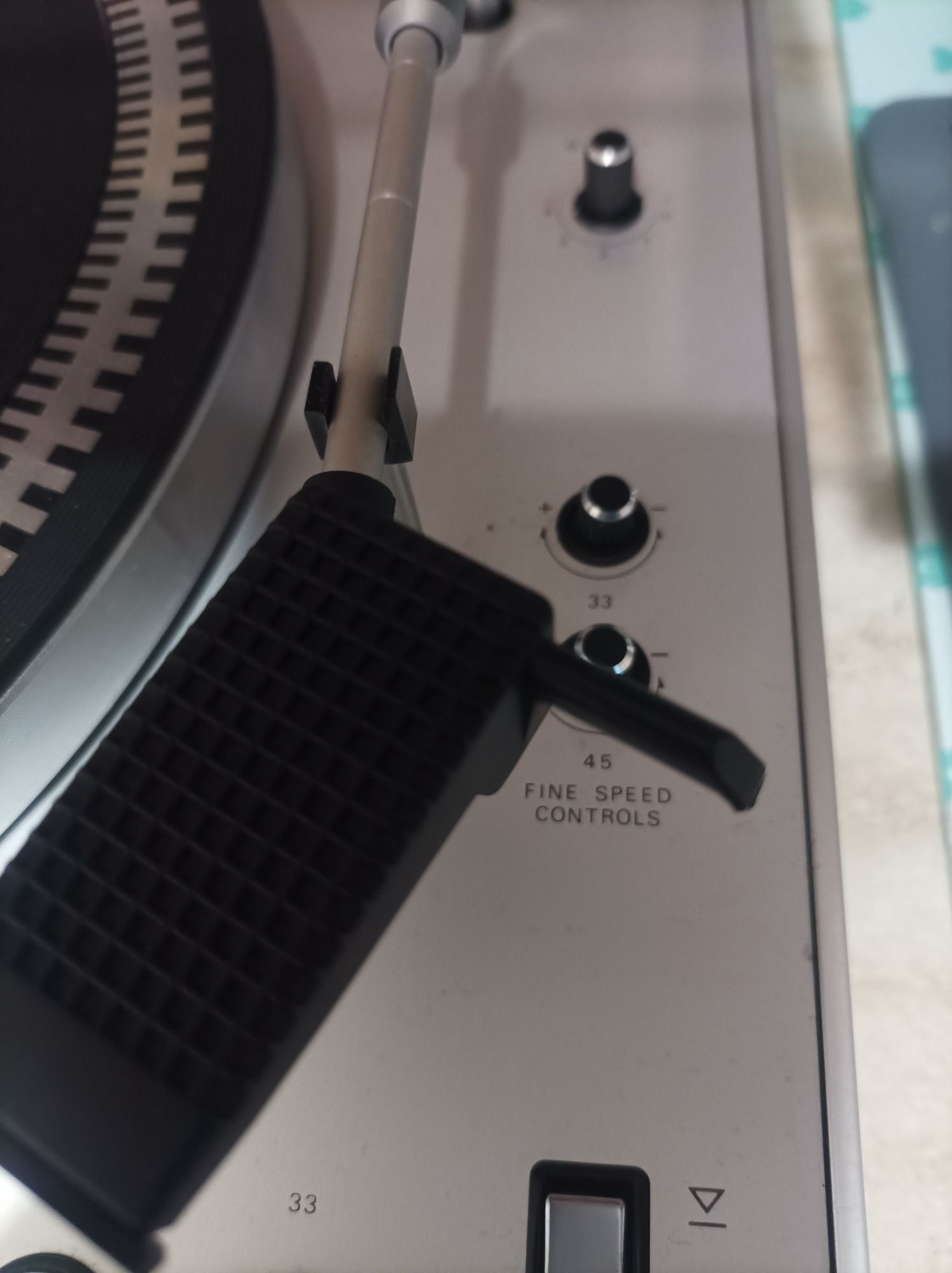 Продавам рядък аудиофилски грамофон Philips 22GA312