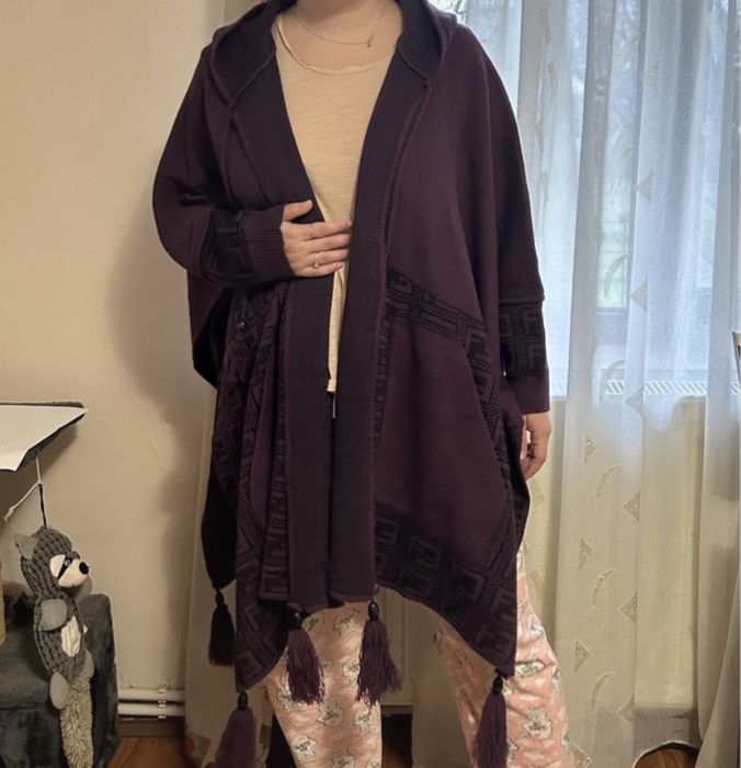 Poncho mov cu imprimeu si gluga, cu maneci si ciucuri XL si XXL