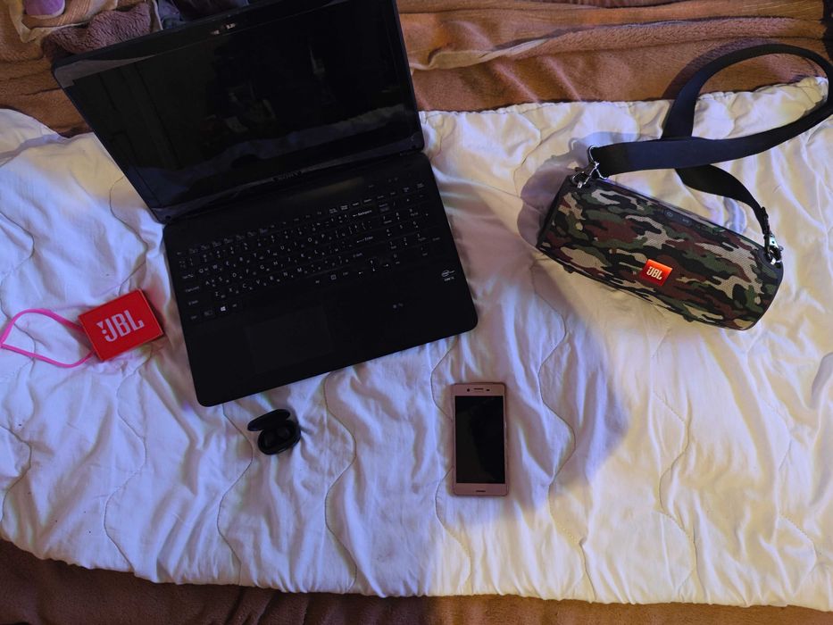 Лаптоп тонколони слушалки телефон.