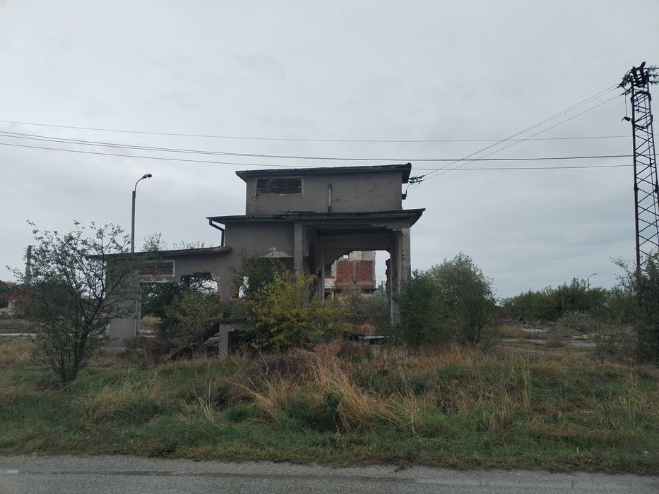 Сгради в промишлена зона в регулация