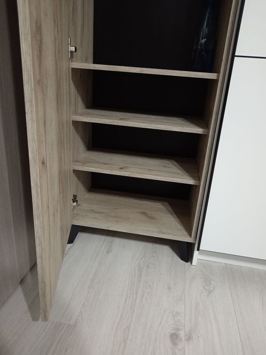 Dulap nou. Cumpărat în Mai 2025 montat.