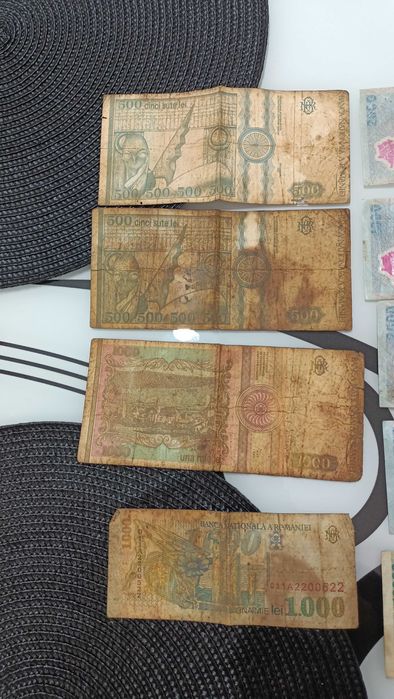 Vând bancnote vechi pentru colecționari.