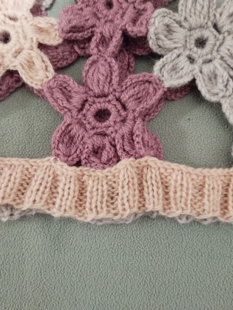 Плетен пуловер на една и две куки на цветя