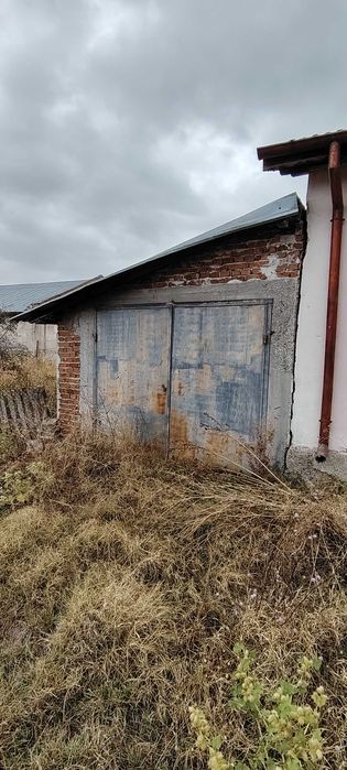 Самостоятелна сграда с навес и гараж-с.Войводово