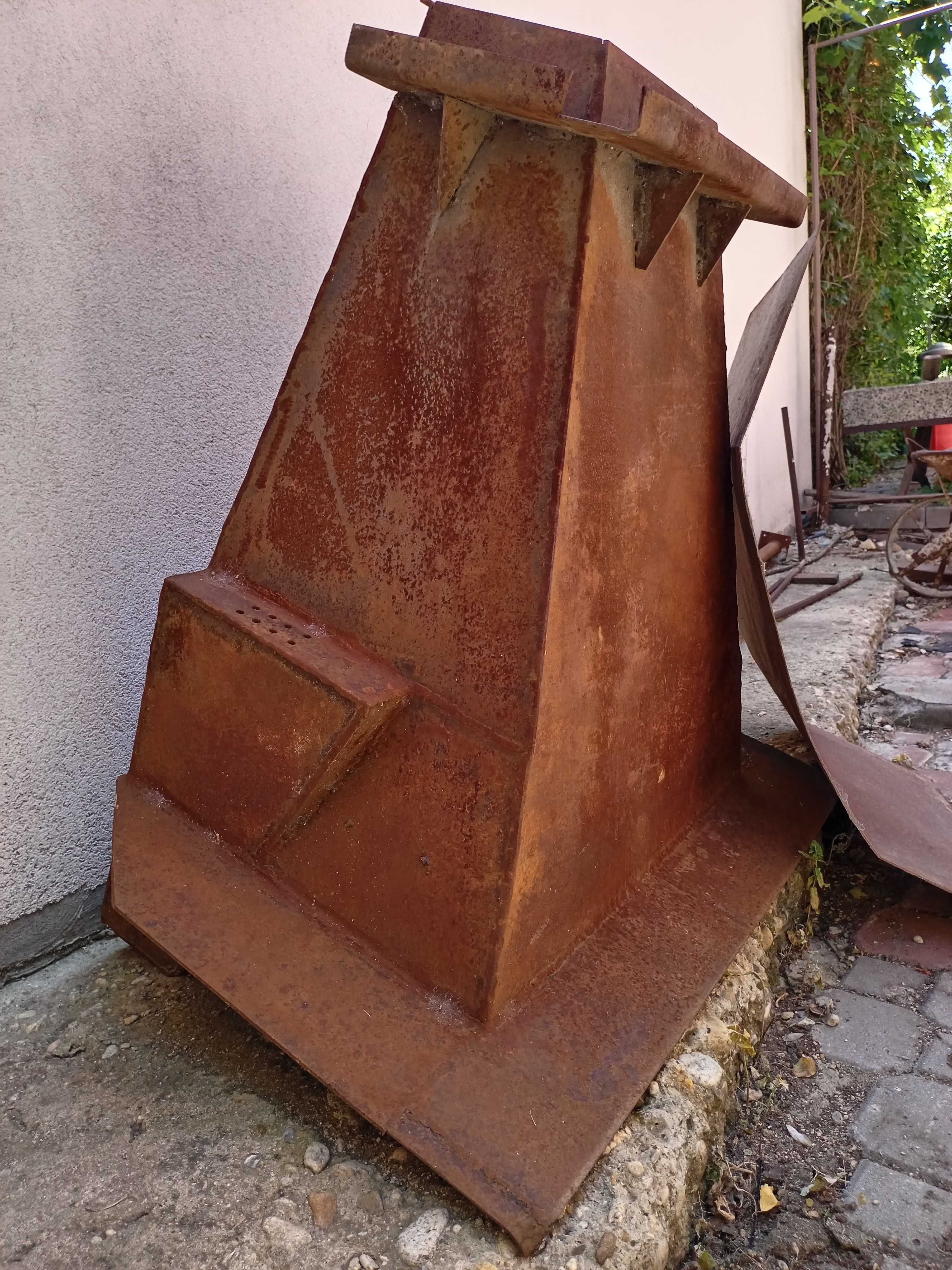 Метално тяло за камина.