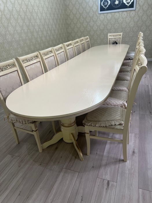 Стол и стулья в хорошем состоянии