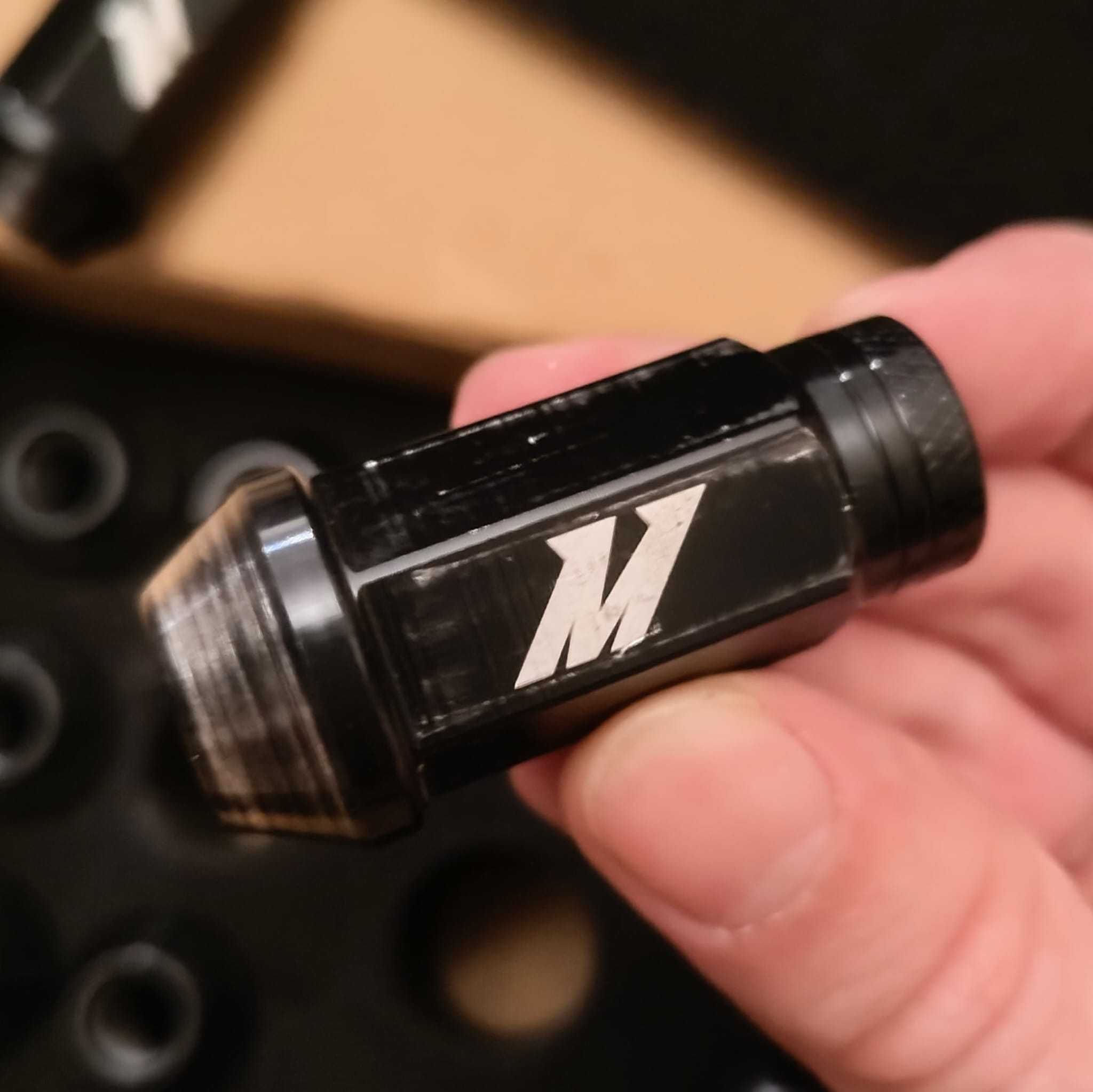 Piulite Aluminiu Negre M12x1.5 cu Antifurt, Mishimoto Lugnuts