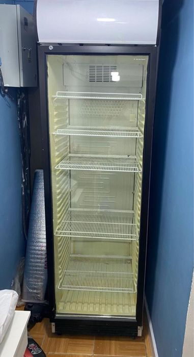 Продам витринный холодильник
