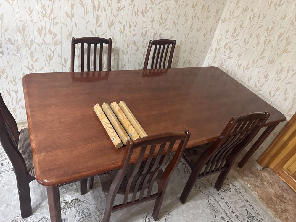 Стол и комплект стульев (5шт), б/у.