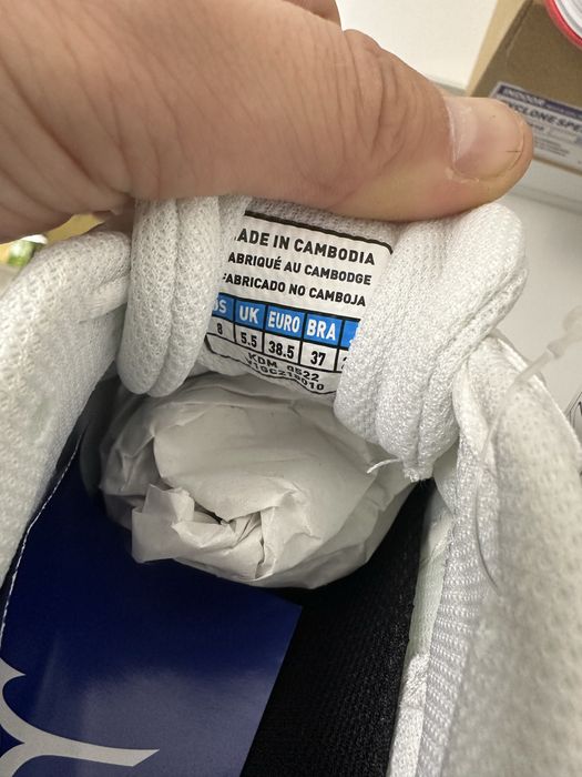 Adidasi Mizuno Indoor ( adidasi sala , sport , nike , adidas )