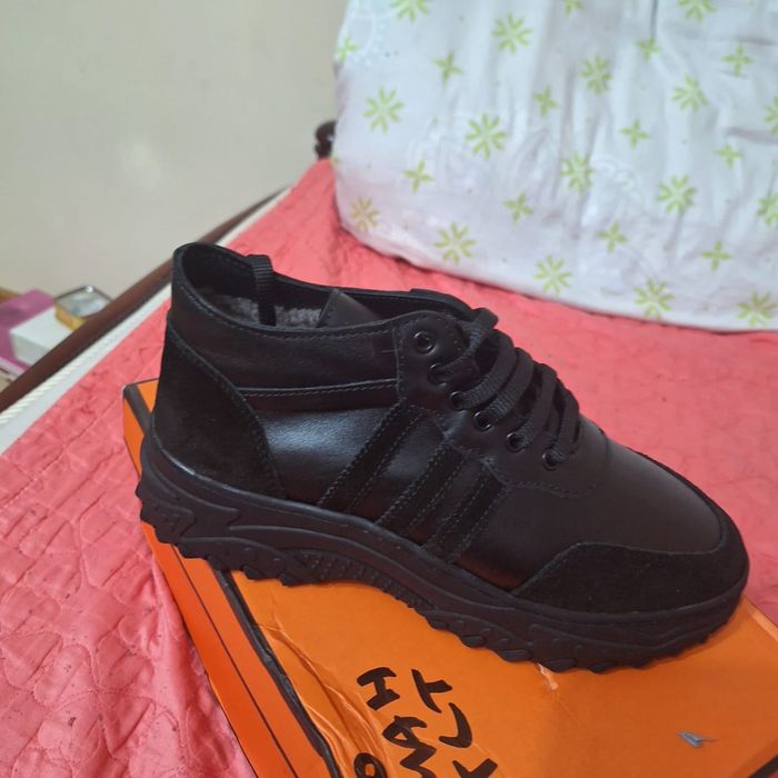 Женские кроссовки с мехом 39 размер.