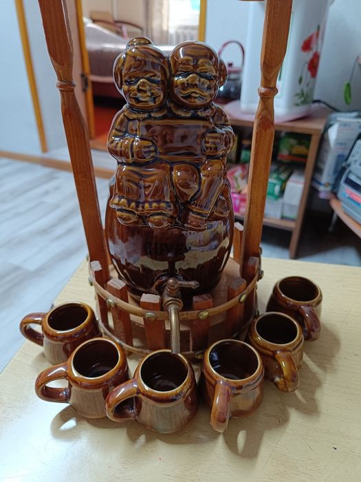 Продается посуда всякая. И чайная и столовая .