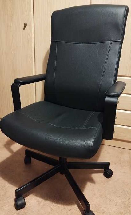 Продам офисное компьютерное кресло Millberget IKEA (2 шт)
