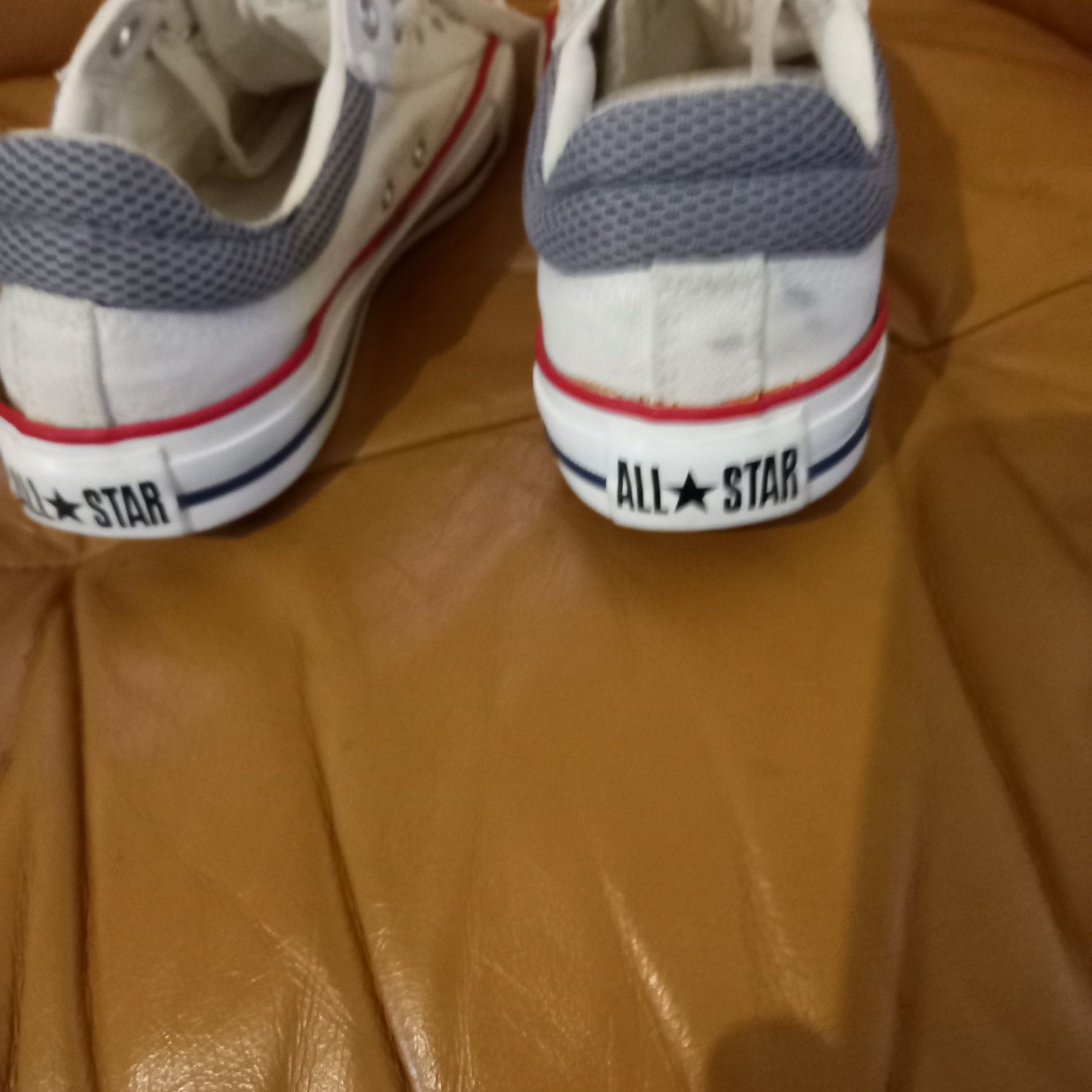 Teniși Converse ca noi mărimea 41 culoare alba.