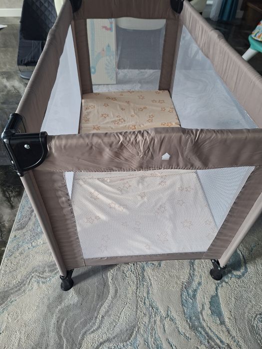 Pătuț tip țarc pliabil
