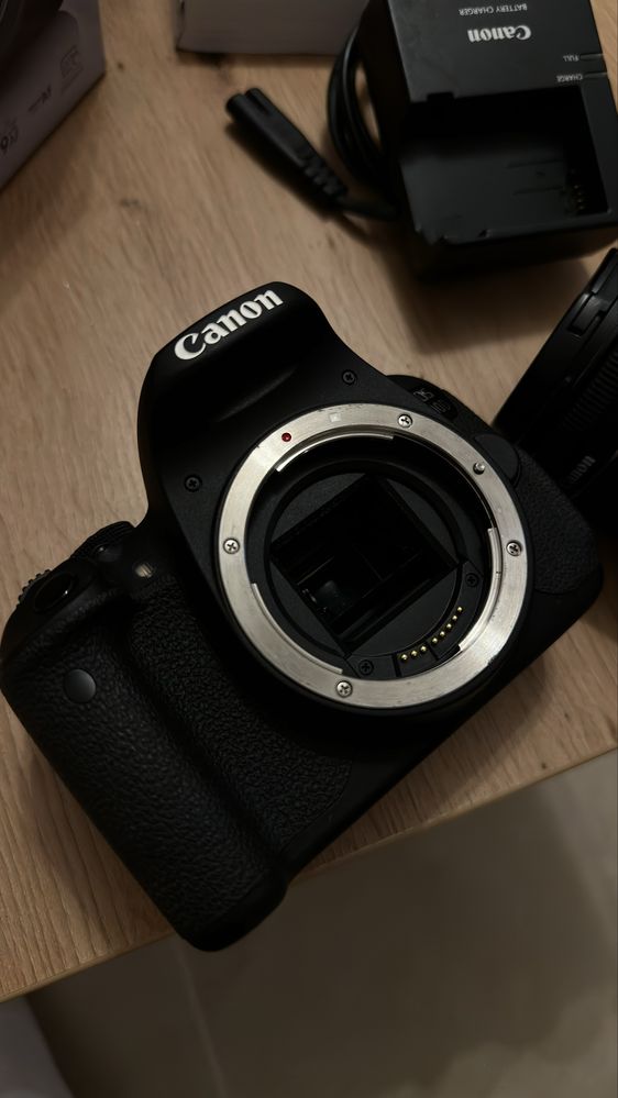 Canon EOS 700D + obiectiv 18-55mm IS STM – stare foarte bună