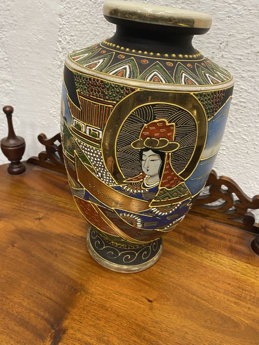 Японска ваза Сацума от началото на 20 век с ръчна позлата и релефна