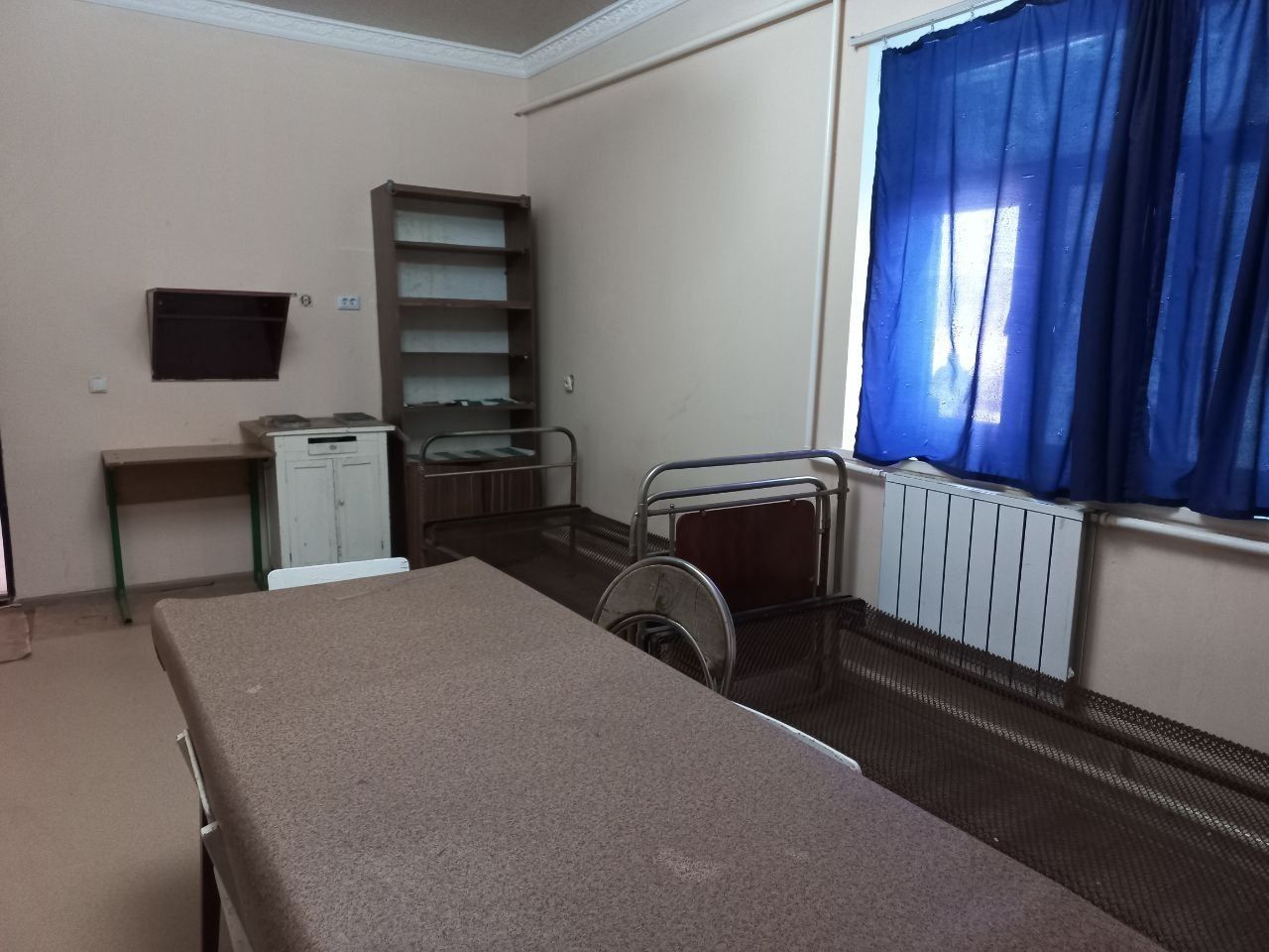 Ijaraga uy qarshi shahar poyiz vogzal. Bozor orqa tomonida joylashgan.