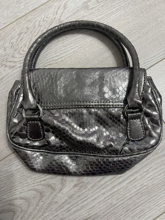 Poseta Guess impecabila si pantaloni scurti