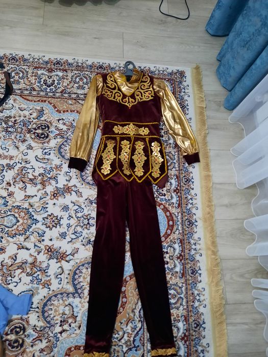 Продам костюмы разные