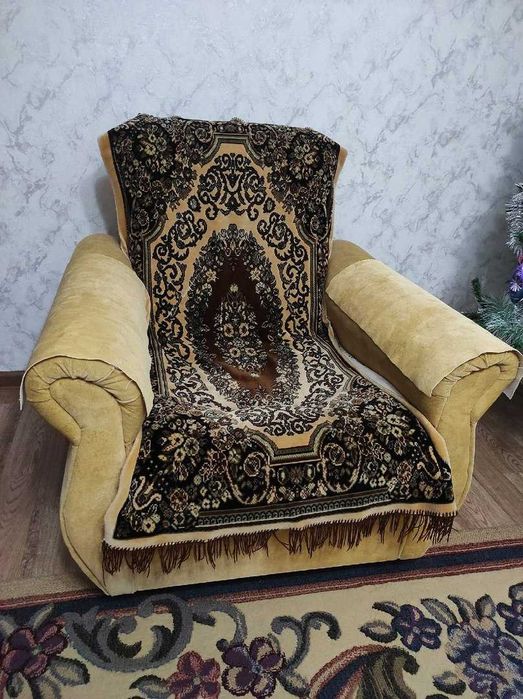 Мягкое кресло с накидкой