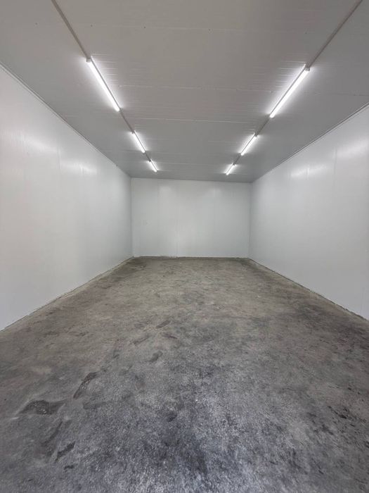 Жомий . Холодилник промышленный 60 кв.м высота 4 м . Новый .