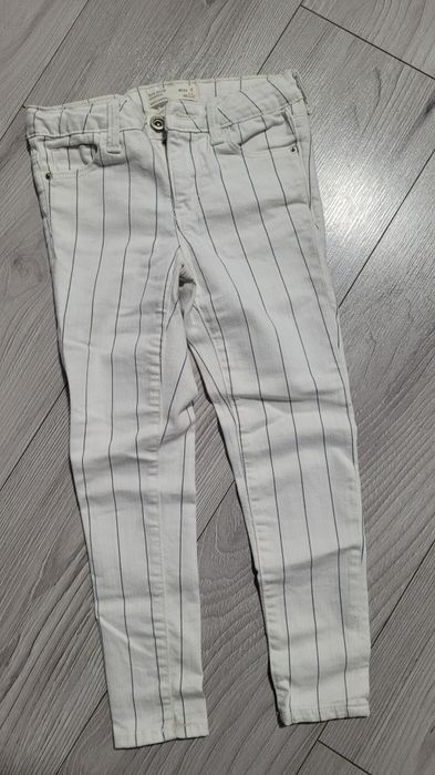 Blugi Zara pentru fetite 5, 6 ani.
