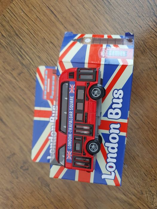 London bus și lampi de birou