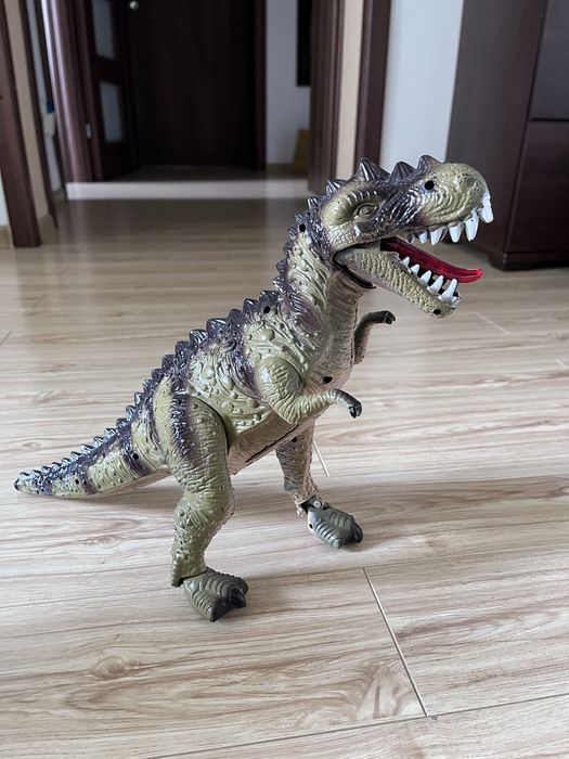 Dinozaur de 31 cm, cu baterii