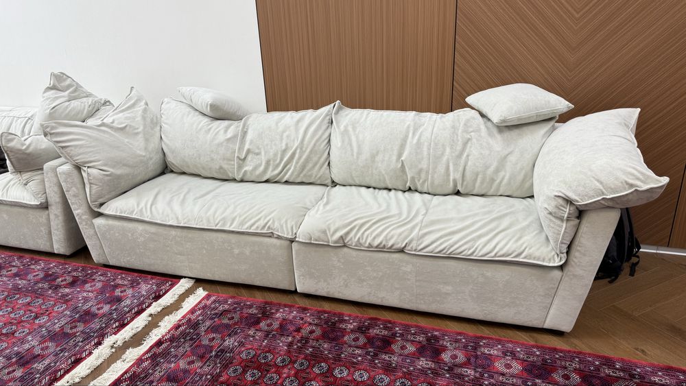 Диван 3 метра в длину.