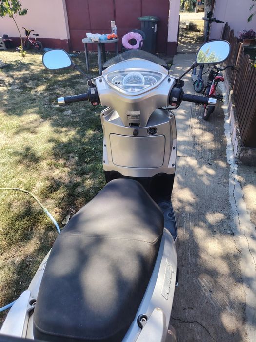 De vânzare Scuter Kymco 125 este in stare buna Da nu are acte
