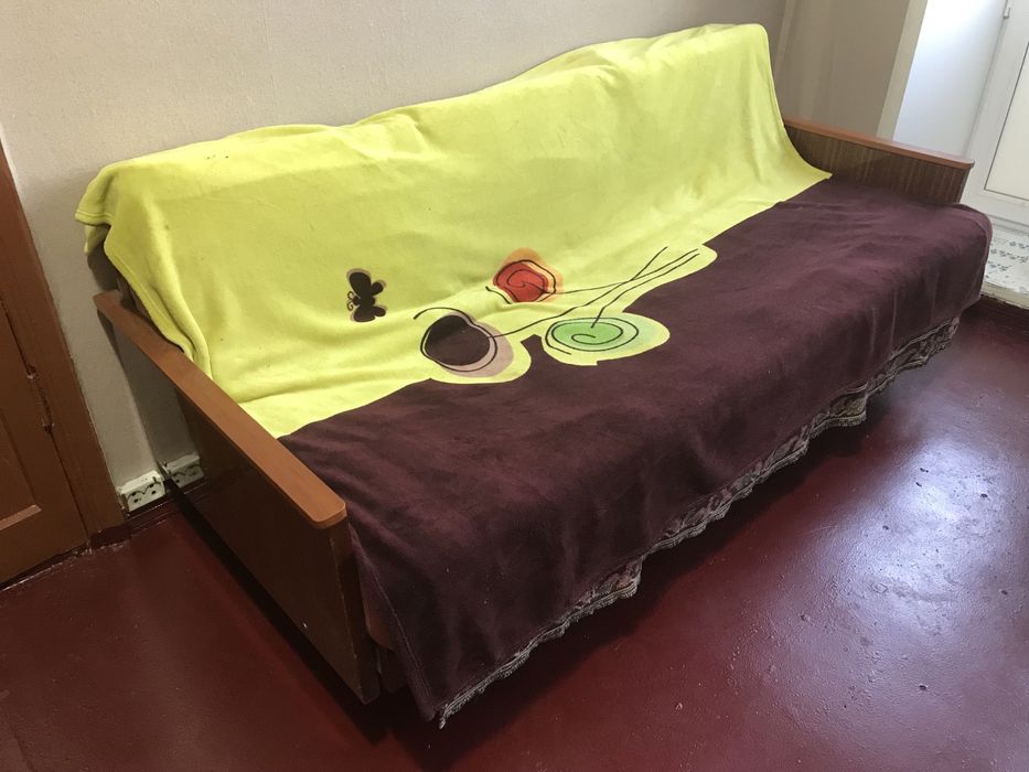 Диван целый, отдам даром, самовывоз с центра!