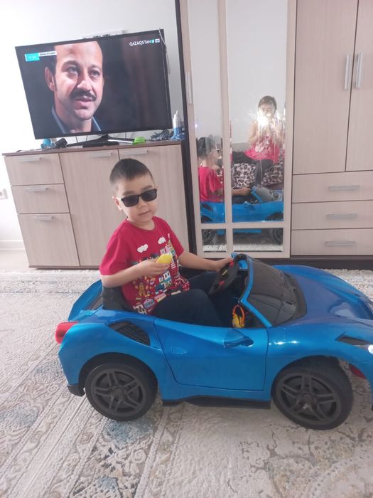 Детская машина игрушка ребенок вырос уже не играет