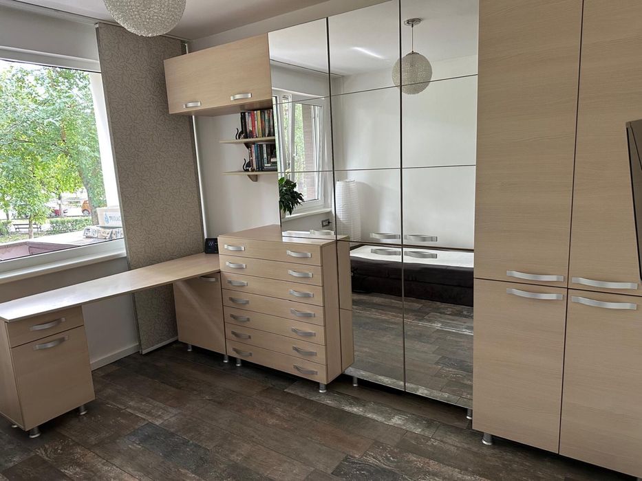 Mobila cu birou in satare buna