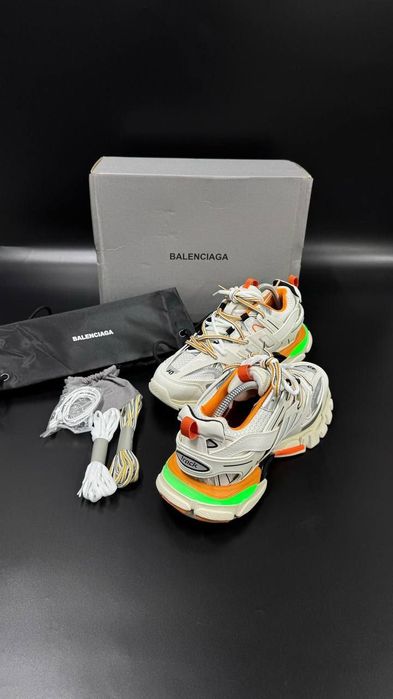 Balenciaga track cu led
BALENCİAGA 36/37/38/39/40/41 
Pret 1350