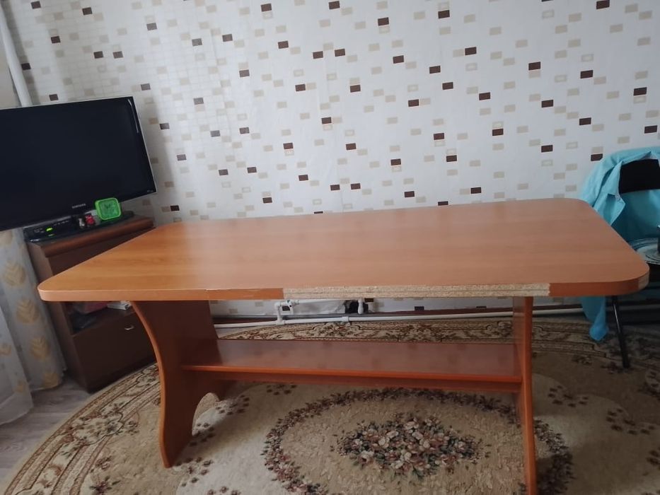 Продаем стол коричневого цвета