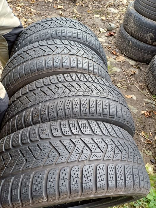 Vând 4 anvelope de iarna 205 50 r17 PIRELLI foarte bune