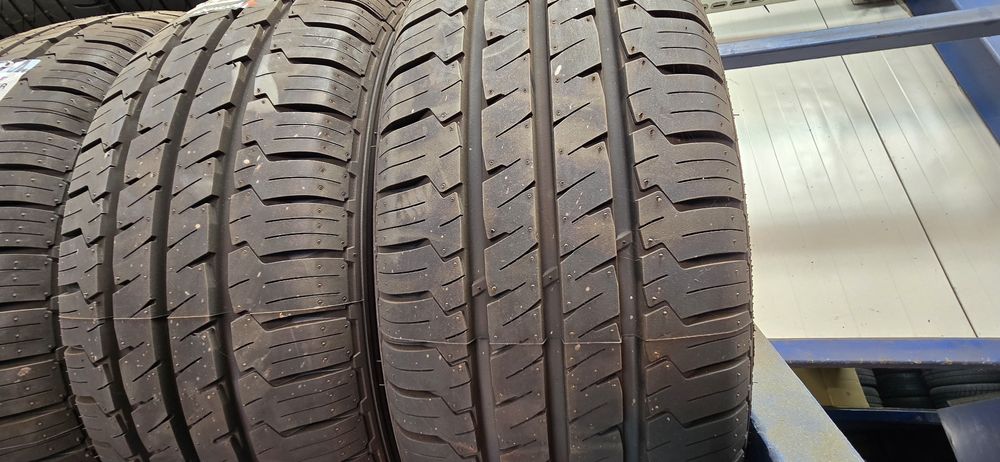 Нови бусови гуми 215 65 15C Hankook