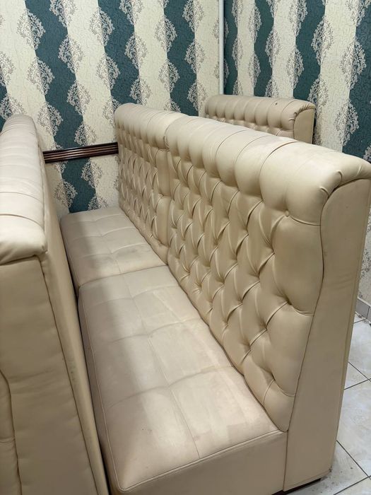 Oshxona kafe uchun mo'ljallangan divan sotiladi