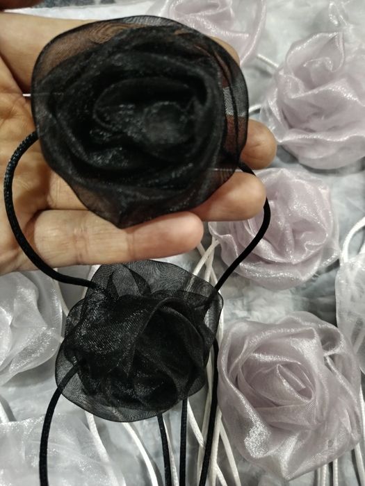 Aksessuar bo'yinga taqiladi