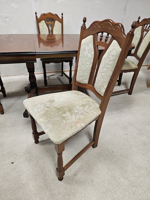 Masă extensibilă cu 4 scaune