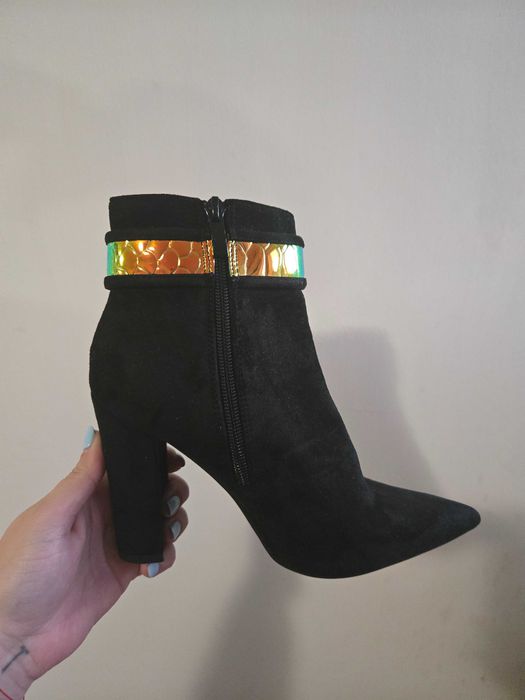 Дамски боти на ток