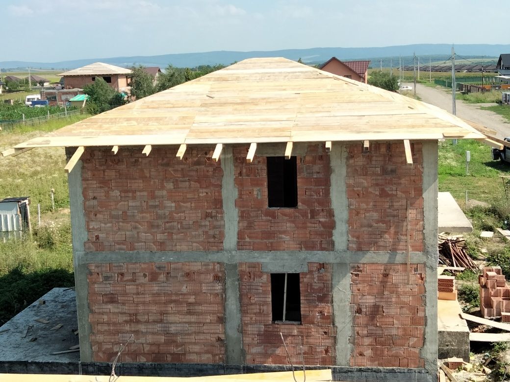 Echipa de meseriași în domeniul construcțiilor