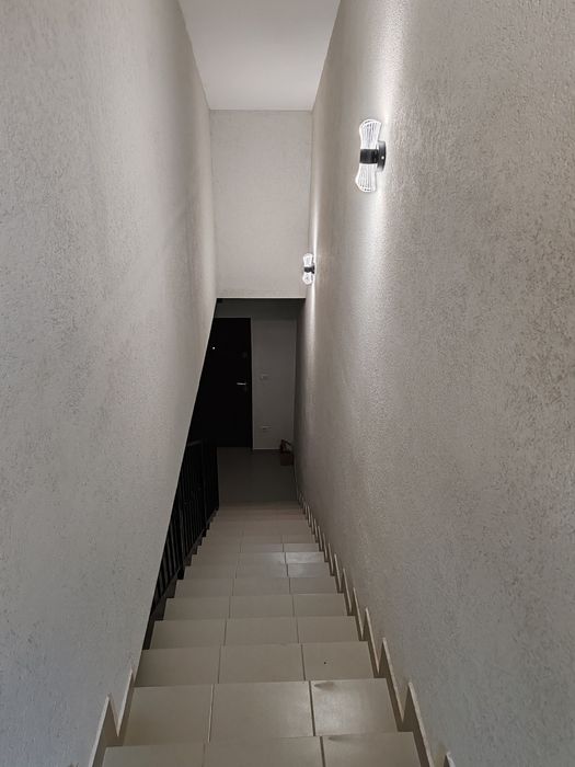 Vând apartament 3 camere. 194 mp teren în proprietate. 2 locuri parcar